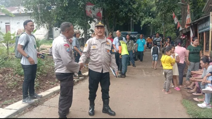 KA SPKT Sukmajaya Iptu Syaid Abu didampingi Binmas pimpin olah TKP temuan mayat jasat bayi di Kali Ciliwung. (Ist)