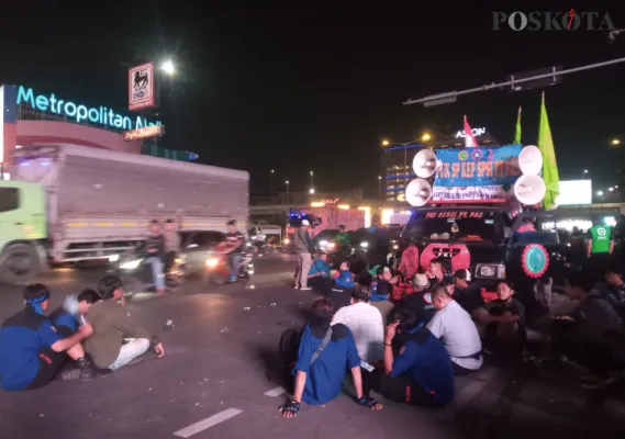 Massa Buruh bertahan di jalan Ahmad Yani Kota Bekasi. (Ihsan Fahmi)