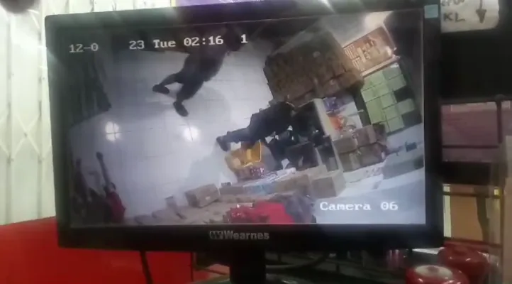 Teks Foto: Rekaman CCTV video perampokan Alfamart. (ist)