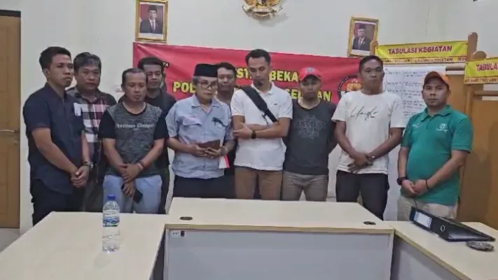 Teks Foto: Perwakilan buruh saat meminta maaf di Polsek Cikarang Selatan. (ist)