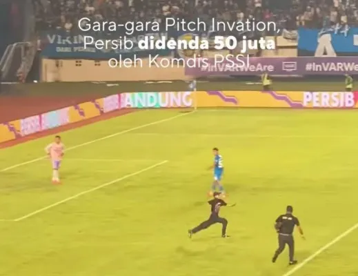 Persib Bandung dijatuhi denda Rp50 juta oleh Komdis PSSI gara-gara penonton masuk ke lapangan saat pertandingan terakhir melawan Bali United. (Capture @infobandungkota)