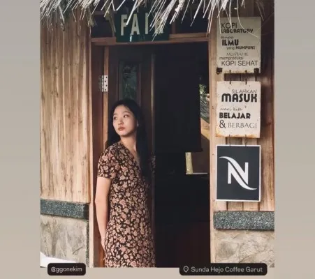 Artis Korea Kim Go Eun terlihat mengunjungi Kabupaten Garut untuk melalukan syuting produk kopi disalahsatu tempat kopi di Garut bikin netizen gagal fokus. (Instagram @ggonekim)