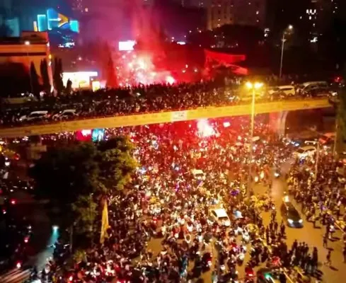 Kondisi Jum'at malam, 31 Mei 2024 sesaat setelah Persib Bandung mengalahkan Madura United 3-1 dan menjadi Juara Liga 1 2023/2024, Bobotoh dan Warga tumplek di Kawasan Dago. (Instagram @ahmadnurfauji.id)