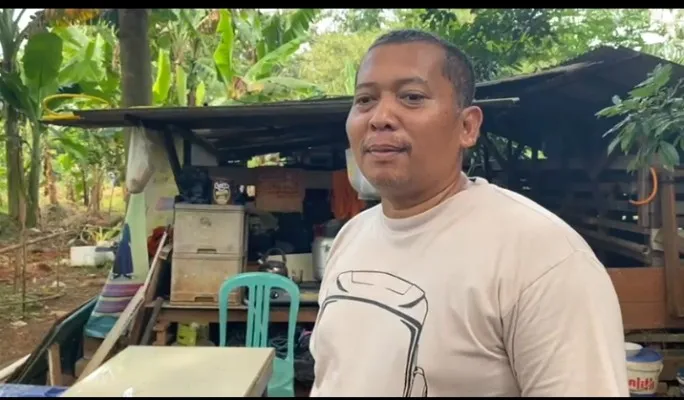 Rahmad (46) pemilik kambing saat diwawancara wartawan, Selasa, 2 Juli 2024. (Poskota/M Irwan)