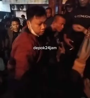 Pelaku pencurian motor diketahui warga dan diamankan anggota Polsek Pancoran Mas di Jalan Kartini, Kota Depok , Rabu 3 Juli 2024. (tangkapan layar/Dok. Instagram @depok24jam)