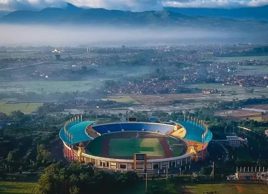 Vice President of Operations PT Persib Bandung Bermartabat, Andang Ruhiat  meminta Jakmania tidak saksikan langsung laga Persib vs Persija hingga jelaskan soal regulasi. (Instagram/@sijalakharupatstd)