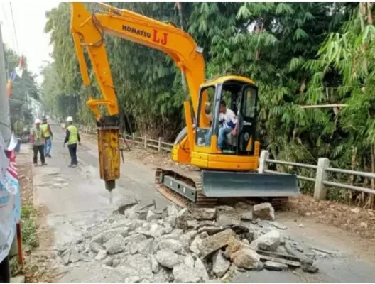 Pekerjaan perbaikan Jalan TPU III Kalimulya oleh DPUPR Kota Depok, yang dimulai pada 7 Agustus hingga 30 Desember 2024. (dok. DPUPR Depok)