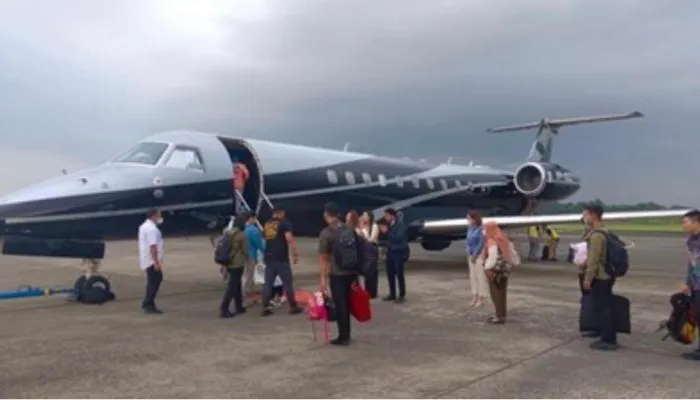 Menantu Presiden Jokowi, Bobby Nasution bersama istri, Kahiyang Ayu nampak tengah menaiki pesawat jet pribadi di bandara Polonia Medan. (Dok Istimewa)