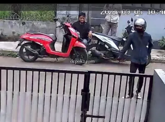 Aksi tiga maling terekam kamera CCTV saat beraksi di rumah yang sedang kosong di kawasan perumahan Jatijajar, Kota Depok. (sumber: Instagram @depok24jam)