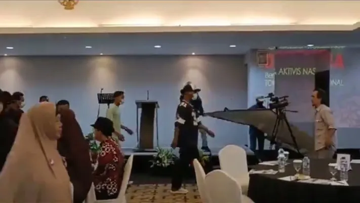 Sejumlah Orang Tidak Dikenal (OTK) tiba-tiba merangsek masuk ke Acara Diskusi 'Silaturahmi Kebangsaan Diaspora bersama tokoh dan Aktivis Nasional' yang digelar di Hotel Grand Kemang, Jakarta Selatan, hari ini. (Capture Video Maudy Asmara)