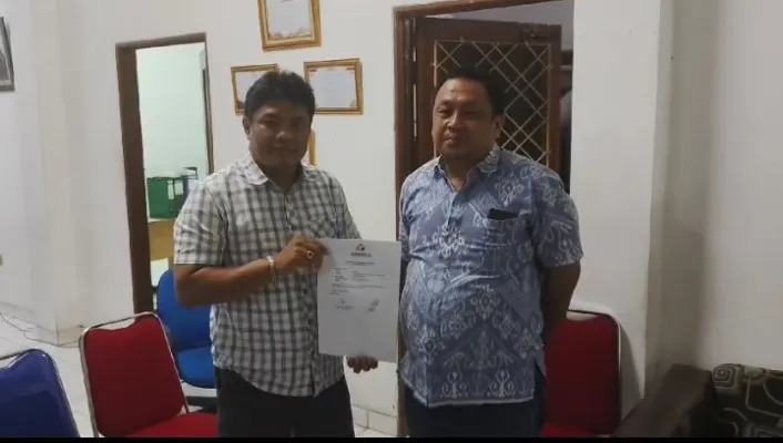 Koordinator Divisi Penanganan Pelanggaran dan Data Informasi Bawaslu Kota Depok, Sulastio, menerima laporan dari Aliansi Advokat Kota Depok terkait diduga ikut kampanye. (dok. Bawaslu Depok)