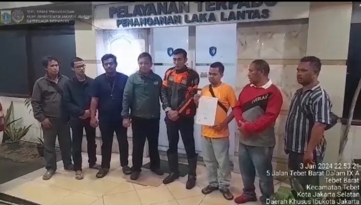 Petugas Polsek Setiabudi memediasi kedua belak pihak petugas Perhubungan dengan pengendara mobil dengan membuat surat pernyataan. (Ist)