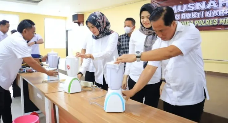 Polres Metro Bekasi Kota musnahkan sabu hasil barang bukti dengan cara di blender. (Ist)