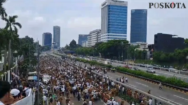 Aksi Asosiasi Kepala Desa (Apdesi) yang tergabung dalam Aksi Bersama Desa Jilid III turun ke jalan di Gedung DPR/MPR Senayan, Jakarta Pusat. (Poskota/Pandi Ramedhan)