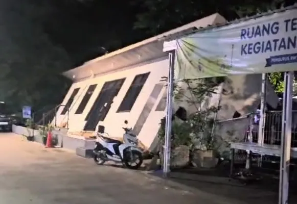 Tanah kantor RW 11 Kelapa Gading amblas hingga menyebabkan bangunan roboh. (Ist)