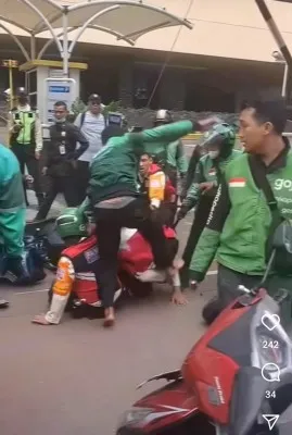 Petugas keamanan LRT terlibat baku hantam oleh driver ojol viral di media sosial. (Tangkapan layar)