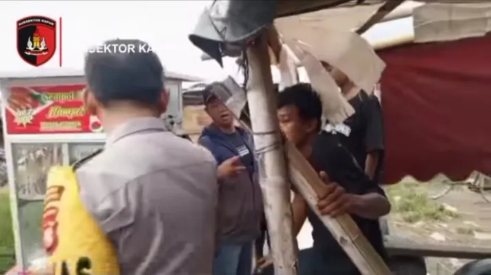 Petugas membubarkan sekelompok orang diduga hendak tawuran di lapangan Tanah Merah, Kapuk, Cengkareng, Jakarta Barat. (Ist)