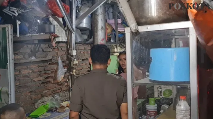 Petugas merazia wanita PSK saat sedang mangkal di Kali Sekretaris, Grogol Petamburan, Jakarta Barat. (Foto: Poskota/Pandi)