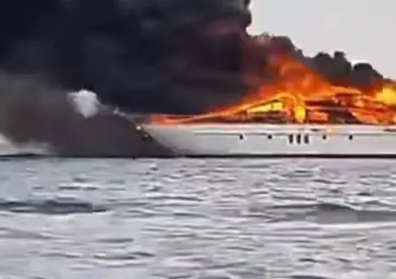 Kapal pesiar terbakar di perairan Kepulauan Seribu, Jakut, Minggu, 10 Maret 2024. (Ist)