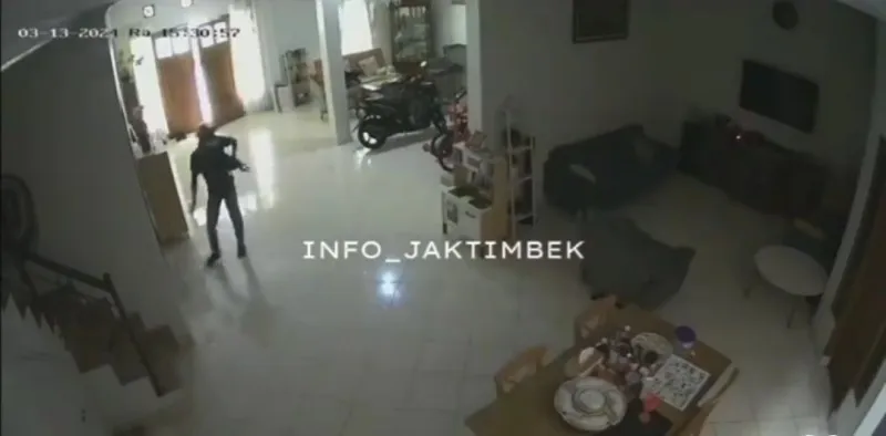 Seorang pelaku pencurian bermasker masuk ke rumah di Kecamatan Ciracas, Jakarta Timur (Jaktim) beberapa waktu lalu. Pelaku mengondol brankas berisi uang tunai, dokumen penting, hingga berlian dengan total ratusan juta rupiah. (Tangkapan Layar Instagram/@Info_Jaktimbek)