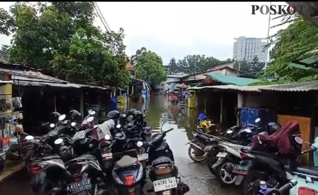 Banjir melanda perkampungan RT 02 Kelurahan Duri Kosambi, Cengkareng, dekat stasiun Rawa Buaya. (Poskota/Pandi)