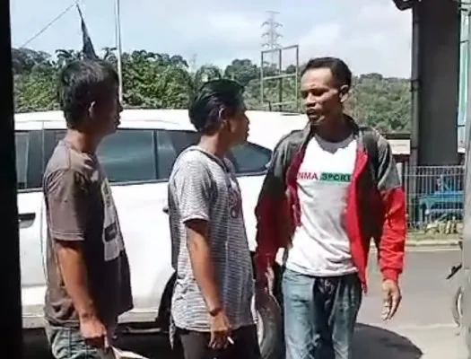 Tangkapan layar video oknum calo yang diduga palak penumpang bus (jaket merah) yang akan ke Sumatera melalui penyebrangan Pelabuhan Merak (Dok. Warga)