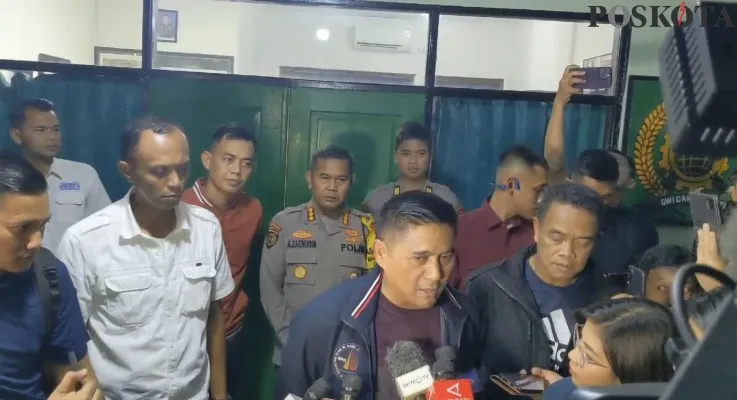 Kapolda Metro Jaya, Irjen Pol Karyoto datang ke lokasi ledakan gudang amunisi Kodam Jaya di Ciangsana, Kabupaten Bogor. (Poskota.co.id/Panca Aji)