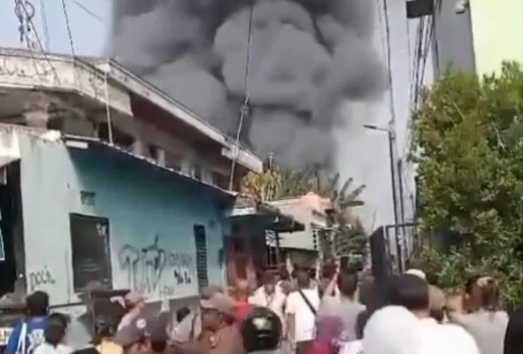 Kebakaran melanda lapak pengepul dan delapan rumah di kawasan Koja, Jakarta Utara. (Dok. Warga)