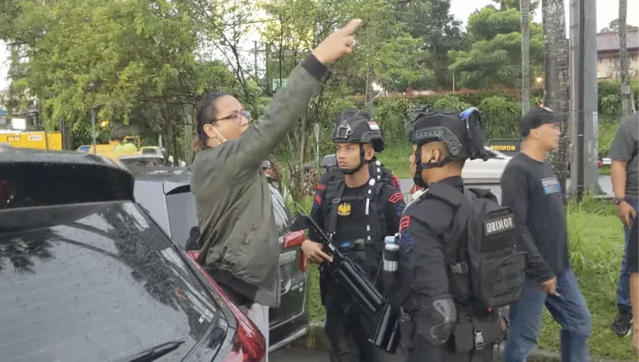 Pengendara yang terlibat cekcok dengan pengendara lain di akwasan Simpang Gadog di jalan raya Ciawi-Cianjur, kabupaten Bogor, lantaran di duga saling serobot antrean saar dilakukan rekayasa jalan one way arah Jakarta, pada Minggu 14 April 2024. (panca Aji)