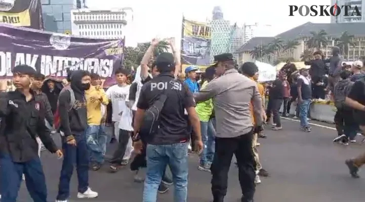 Bentrok massa dua kubu tolak Pemilu curang di kawasan Patung Kuda, Jakarta Pusat. (Poskota/Pandi)