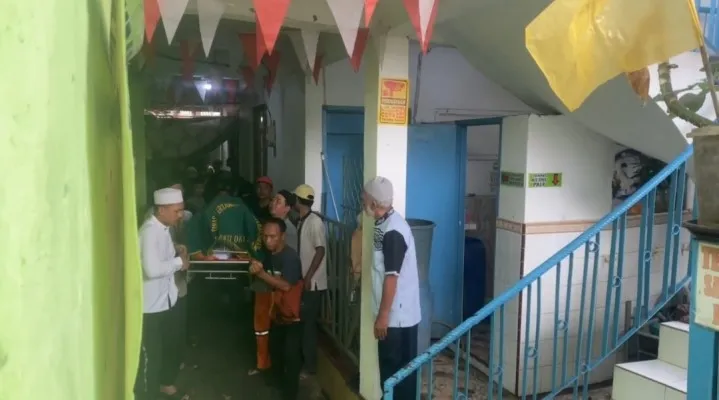 Seorang ustaz yang juga imam musola di kawasan Kedoya Utara, Jakarta Barat ditikam OTK hingga tewas. (Poskota/Pandi Ramedhan)