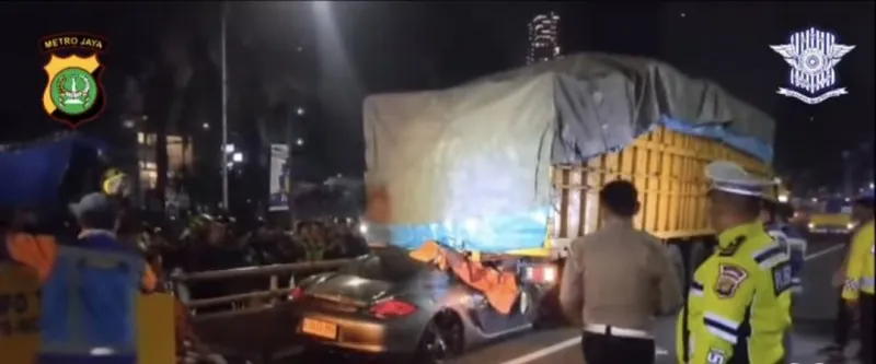 Mobil sedan Porsche Cayman kecelakaan menabrak belakang truk di dalam tol dalam kota Jakarta.(Tangkapan Layar Instagram/@tmcpoldametro)