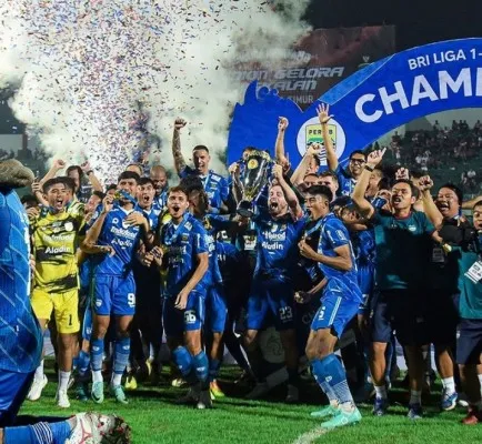 Skuad Persib Bandung merayakan titel juara Liga 1 musim 2023/2024. (Tangkap layar Instagram/@persib)