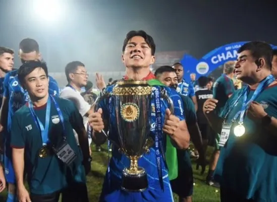 peran ganda Ahmad Jufriyanto menjadi pemain sekaligus pelatih Persib Bandung. (ig @achmad16jufriyanto)