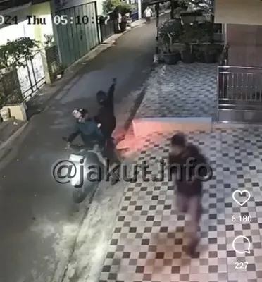 Pria berjaket hitam terlihat menodongkan seperti senjata api ke arah bapak-bapak yang memergoki aksi pencurian namun gagal. (sumber: tangkapan layar CCTV/instagram @jakut.info)