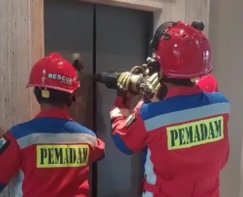 Penyelamatan enam pegawai terjebak dalam lift di sebuah kantor wilayah Tambora, Jakarta Barat. (Dok. Damkar Jakarta Barat)