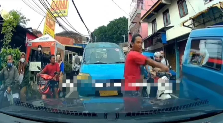 Angkot ngetem di pinggir jalan kawasan Lenteng Agung, Jagakarsa, Jakarta Selatan. (IG: jakartaselatan24jam)