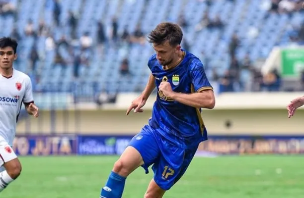 Mateo Kocijan pada laga debut Persib Bandung vs PSM. (@persib)