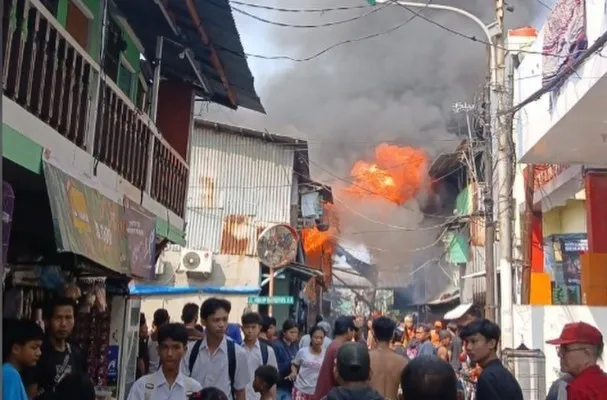 Kebakaran landa kios dan rumah kontrakan di Pademangan Barat, Pademangan, Jakut. (Humas Dinas Gulkarmat DKI Jakarta)