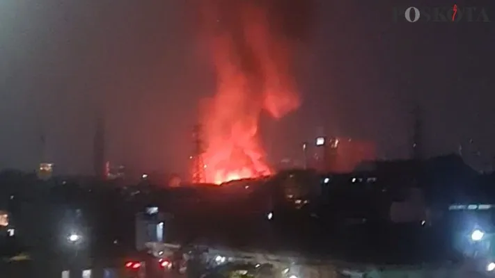 Kebakaran landa rumah tinggal dan warteg di Jembatan III, Penjagalan, Jakarta Utara. (Poskota/Pandi)