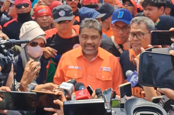 Presiden Partai Buruh Said Iqbal di tengah massa pendemo. (Poskota/Rizal)