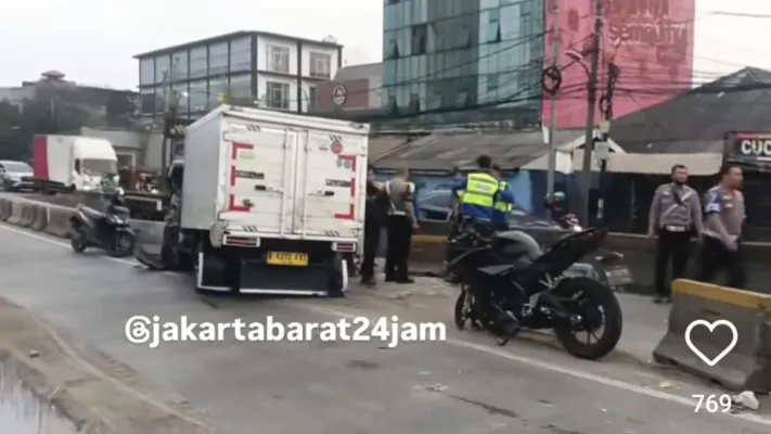 Tabrakan beruntun di fly over Pesing Jakarta Barat antara mobil boks yang mengalami pecah ban dengan empat motor. (Tangkapan layar instagram akun @Jakartabarat24jam)