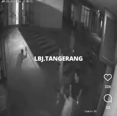 Detik-detik pelaku menganiaya korban yang sedang mengobrol dengan teman-temannya di sebuah kafe di Jalan HOS Cokroaminoto Kota Tangerang. (sumber: tangkapan Layar Instagram @ibj_jakarta)