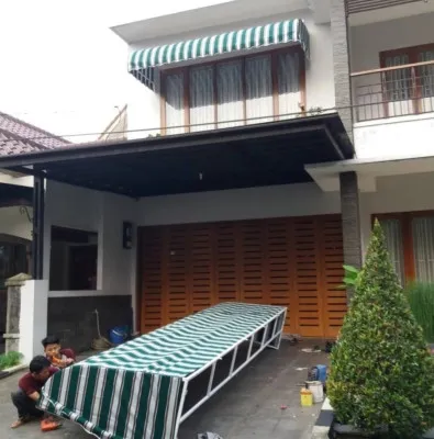 Foto: Tukang sedang memasang canopy kain untuk rumah. (Dok. Fuzy Canopy)