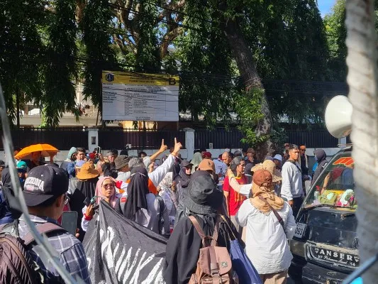 Sejumlah elemen masyarakat gelar unras depan gedung KPU RI, Jakarta Pusat. (Pandi)