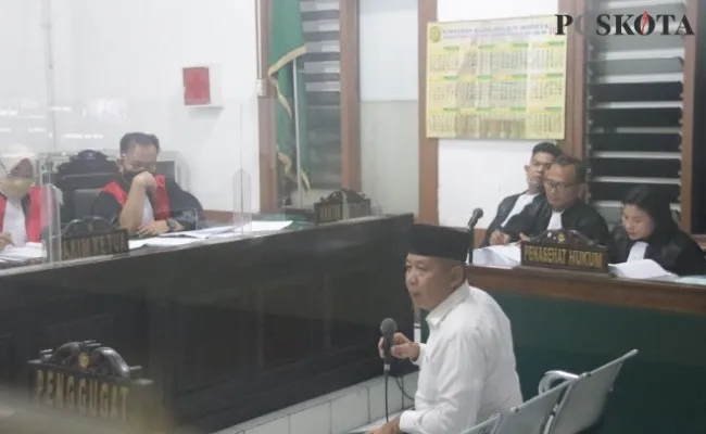 Sekda Kabupaten Bogor Burhanuddin  memberikan kesaksiannya di PN Tipikor Bandung, tadi malam. (Billy)