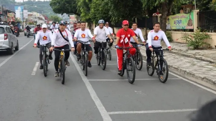 Sekjen Partai Gerindra Ahmad Muzani gowes bareng bersama Ketua DPW PKB Lampung Chusnunia Chalim.(Ist)