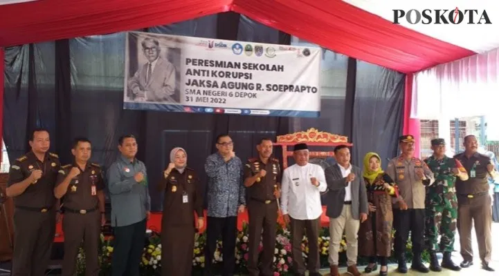 Kajati Jawa Barat, Asep N.Mulyana meresmikan Sekolah Anti Korupsi di SMAN 6 Kota Depok. (foto: angga)