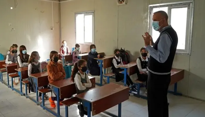 Anak-anak perempuan duduk di kelas pada hari pertama sekolah di kamp pengungsian Yazidi di daerah Sharya, wilayah otonomi Kurdistan Irak, pada 1 November 2021.