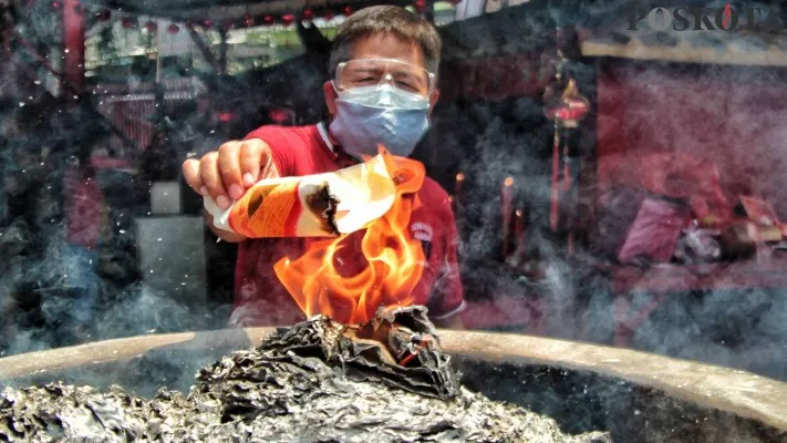 Sembahyang Tahun Baru Imlek di Vihara Dharma Bhakti
